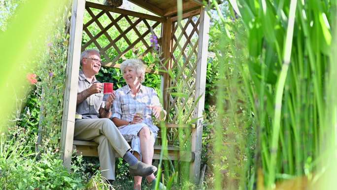 老年夫妇在后院喝咖啡