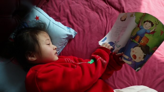 小女孩看书睡觉