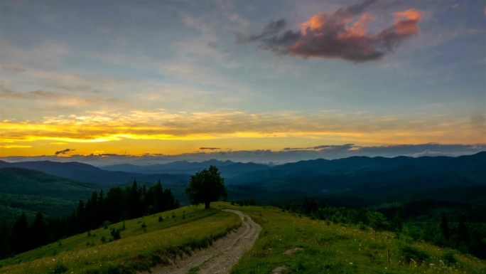 山上的夕阳落日晚霞火烧云阳光光芒