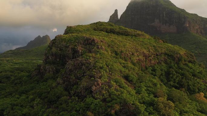 毛里求斯自然环境中的美丽山峰