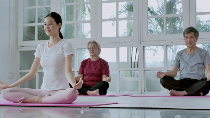 在家做瑜伽锻炼健身冥想养身