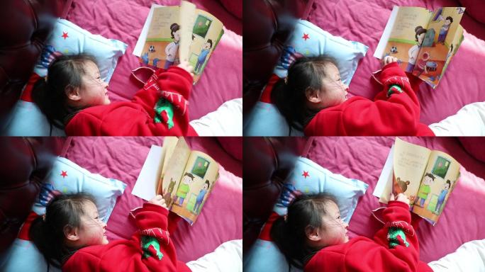小孩开心的翻书看书