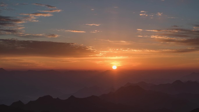 山区日出