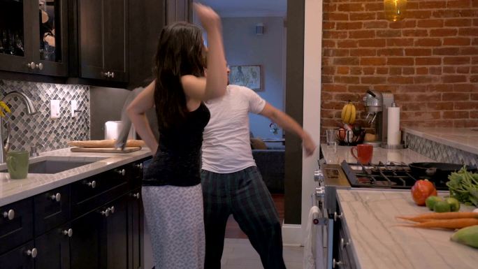夫妇在厨房里跳舞舞动扭动放飞自我厨房