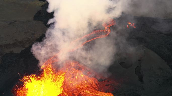 冰岛火山喷发鸟瞰图