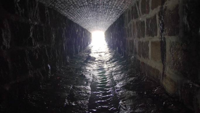 在地下雨水系统隧道内行走