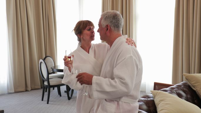 幸福夫妻在酒店庆祝结婚周年
