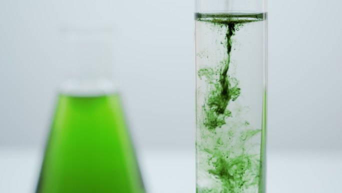绿色液体绿水融化有毒粉末溶解分解