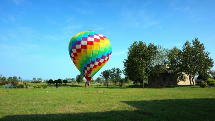 观光热气球乘坐热气球游览美丽乡村