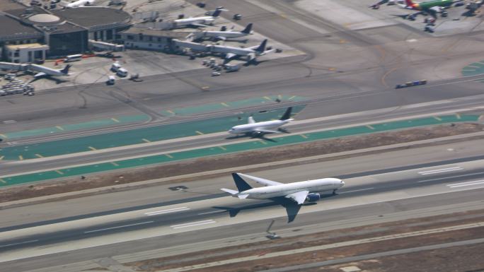 一架商用飞机从机场跑道起飞的空中镜头。