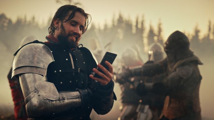 中世纪骑士在战场上使用智能手机