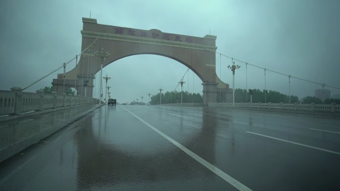 雨中桥面行人匆忙赶路