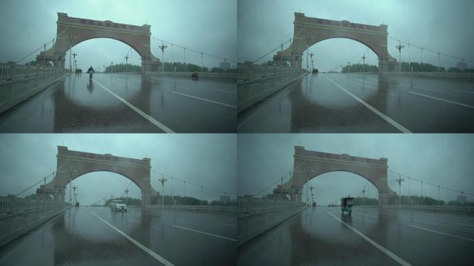 雨中桥面行人匆忙赶路