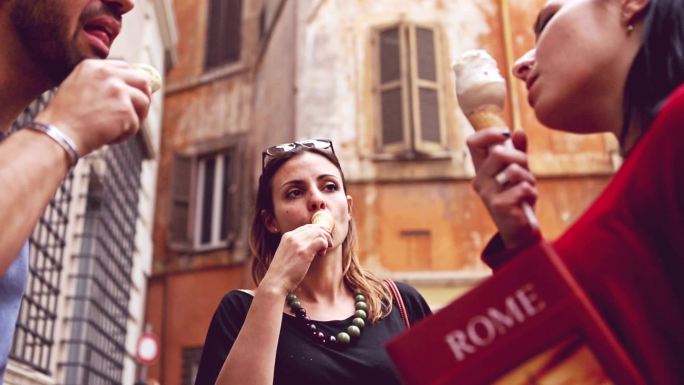在罗马吃冰淇淋的游客