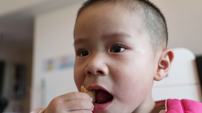 小男孩吃零食表情