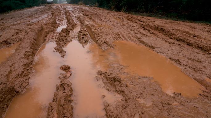 雨季泥泞道路