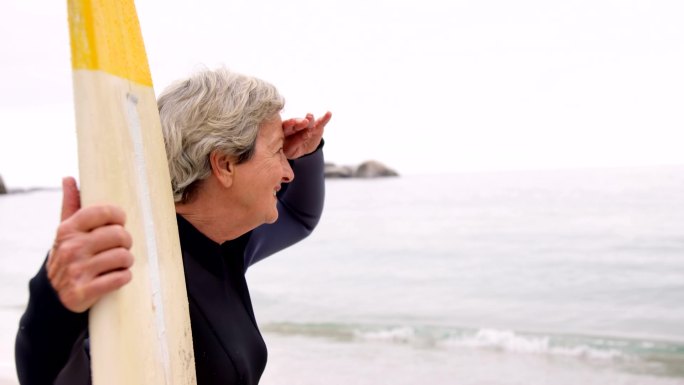 拿着冲浪板的退休妇女