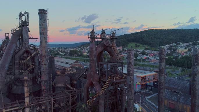 历史悠久的钢铁厂被改造成现代文化中心