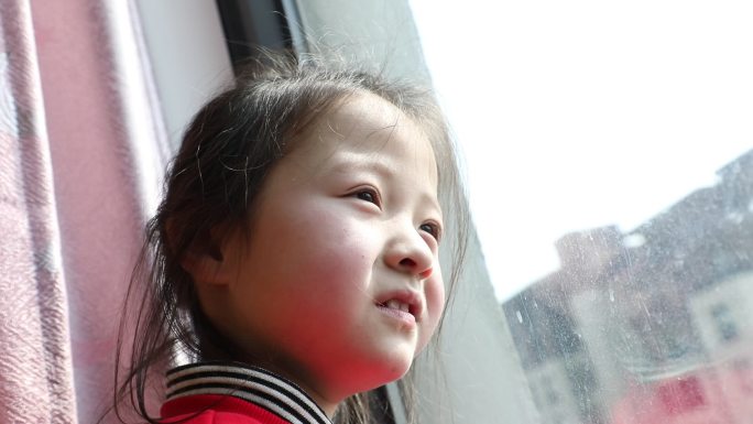 小女孩望向窗外的神情