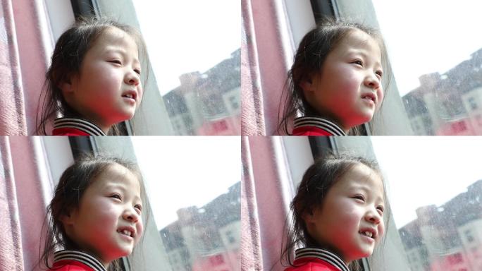 小女孩望向窗外的神情