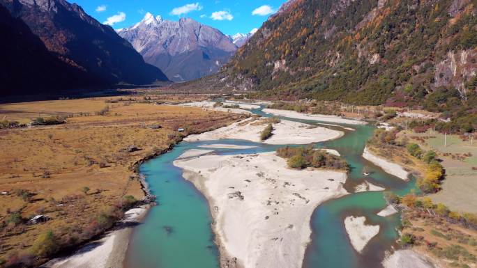 西藏念青唐古拉山脉峡谷的河流湿地和村庄