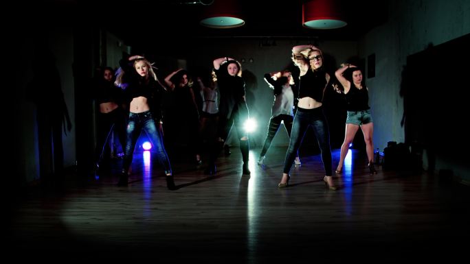 一群年轻女子在舞蹈室跳嘻哈舞。