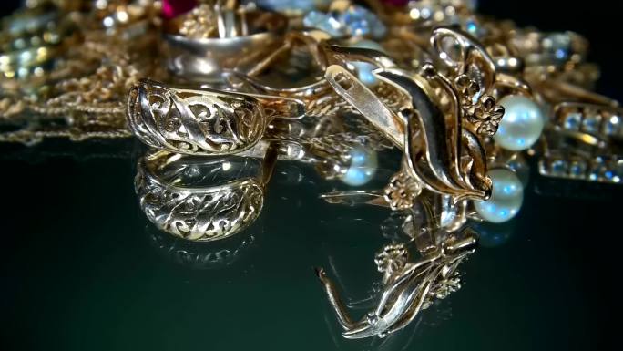 美丽闪亮的金色珠宝