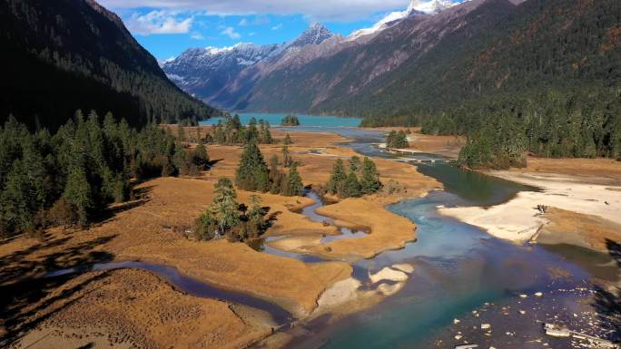西藏林芝念青唐古拉山腹地的新措与河流
