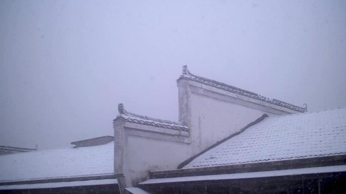 乡村冬天房子屋顶雪景