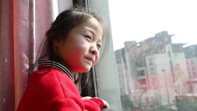 小女孩望向窗外
