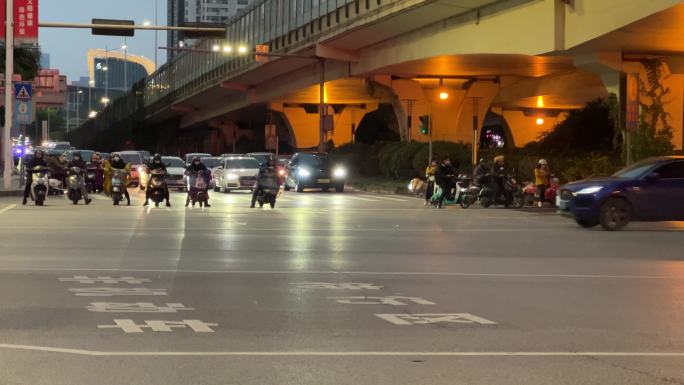 广西南宁下班高峰期车流行驶经过路口