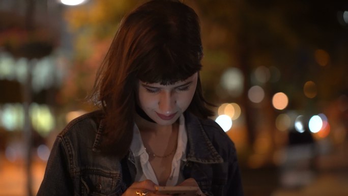 年轻女性晚上使用手机