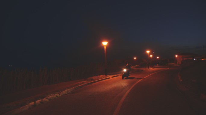 晚上骑摩托车的人骑得很快