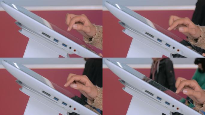 女性在城市展览中使用交互式触摸屏