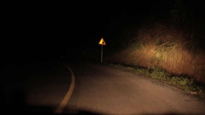 司机视角夜间导航行驶山路视频素材
