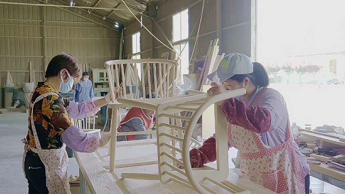 4k实木家具工厂椅子生产打磨实拍视频