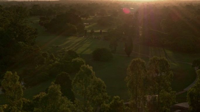 日落时的高尔夫球场和公园