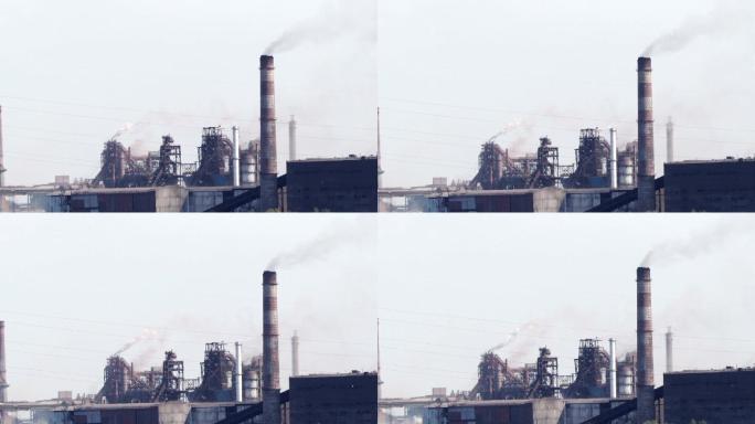 工厂在河边，从管道里冒出的烟