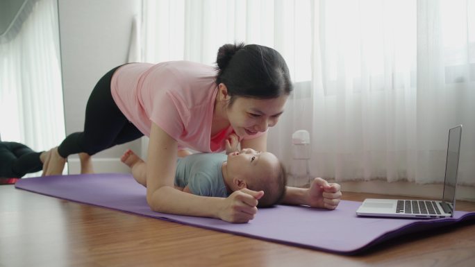 练瑜伽的女人产后锻炼训练生活休闲