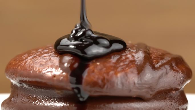 将巧克力糖浆浇在自制巧克力派上