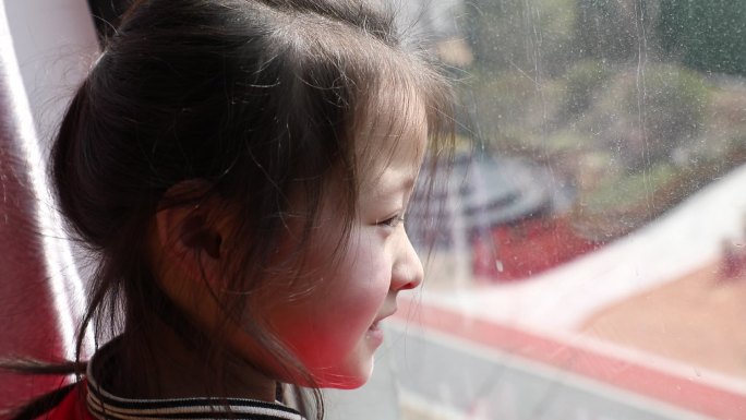 窗前小女孩期望开心的样子