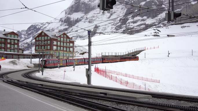 山下的火车旅游交通冰
