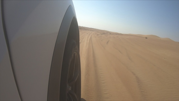 汽车在沙漠中行驶越野车荒漠戈壁甘肃省
