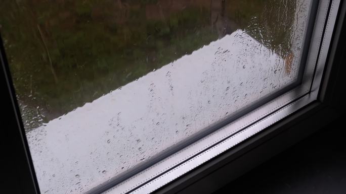 雨滴落在白色的窗台上