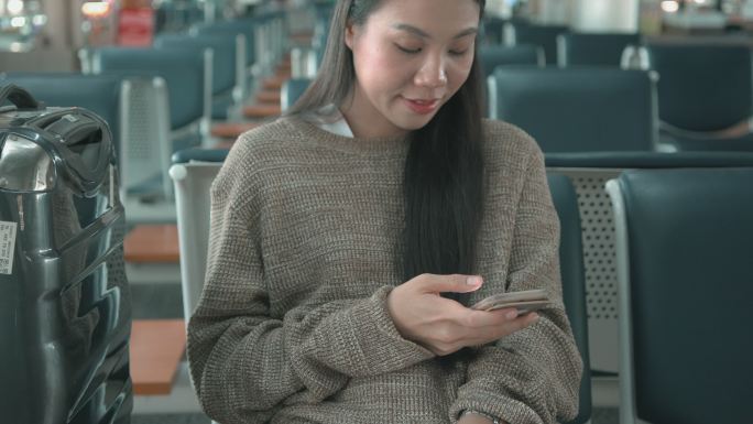 一名女子在机场等待飞机