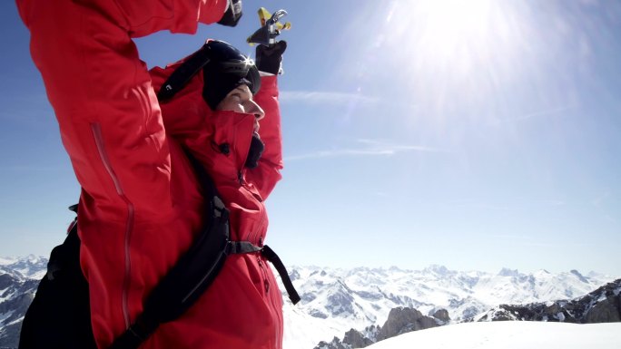 欢呼的男子举手欢呼户外徒步登山登顶成功攀