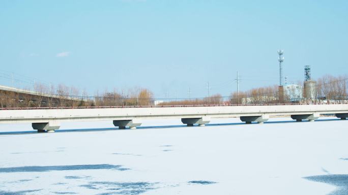 冬天农村河流结冰，积雪，篮球场