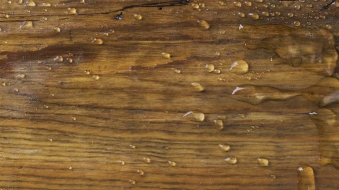 风吹过木板上的雨滴。