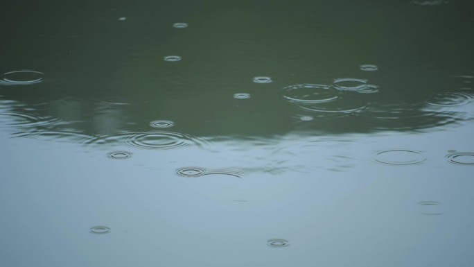 雨滴打在水面