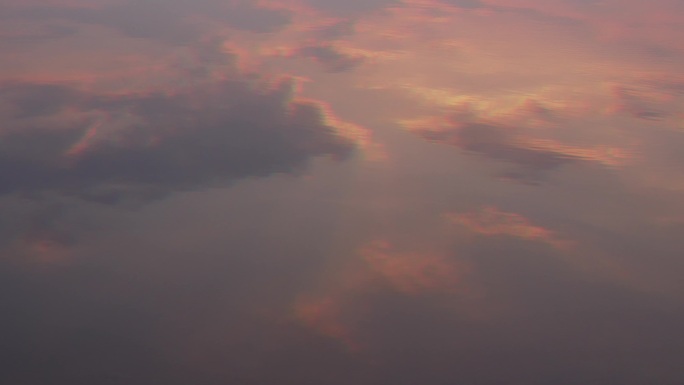 粉红色的云朵反射在水中。
